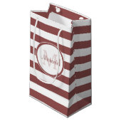 Marsala Red Monogrammed Name and Striped Pattern Klein Cadeauzakje (Voorkant Gekanteld)