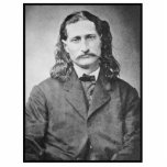 Marshal Wild Bill Hickok Old West Gunfighter Fotobeeldje Magneet<br><div class="desc">James Butler Hickok, beter bekend als Wild Bill, was een legendarische figuur van het Amerikaanse Wilde Westen. Geboren in Illinois in 1837, groeide hij op in een tijd van snelle westwaartse expansie, en zijn leven werd een weerspiegeling van de geest van avontuur en wetteloosheid van dat tijdperk. - Het leven...</div>