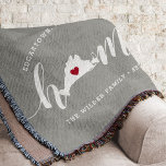 Martha's Vineyard Home Town Personalized Deken<br><div class="desc">Show een hometown-trots met deze schattige roestkleurige deken met "thuis" in witte kalligrafie met een silhouetekaart van Martha's Vineyard die voor de letter "O." staat. Een rode hartillustratie binnen de staatskaart voltooit het ontwerp; u kunt de positie van het hart in uw thuisstad veranderen door het ontwerpgereedschap te openen en...</div>