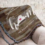 Martha's Vineyard Home Town Personalized Wood Kijk Deken<br><div class="desc">Show een zelfingenomen trots met deze schattige luxe houtplank met een deken die "thuis" is voorzien in een wit kalligrafiekschrift met een silhouetekaart van Martha's wijngaard die voor de letter "O." staat. Een roze hartillustratie in de staatskaart voltooit het ontwerp; u kunt de positie van het hart in uw thuisstad...</div>
