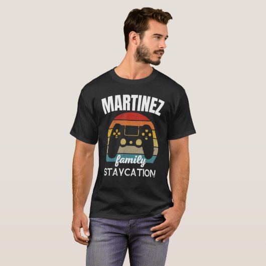 Martinez Familie Staycation Video Game Vakantie T-shirt (Voorkant volledig)