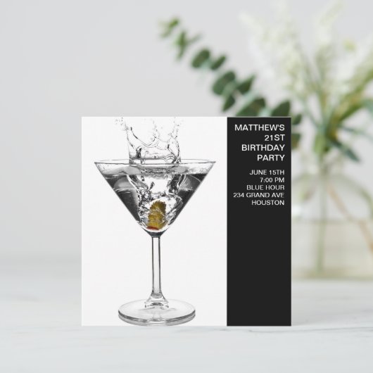 Martini glas betekent verjaardagsfeestje kaart (Staand voorkant)