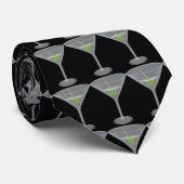 Martini met olijven. Zwarte achtergrond Stropdas (Opgerold)