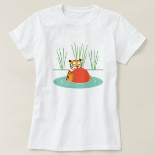 Maruay de tijger gered in het meer met bal t-shirt