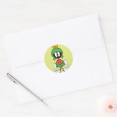 MARVIN THE MARTIAN™ armen open Ronde Sticker (Envelop)