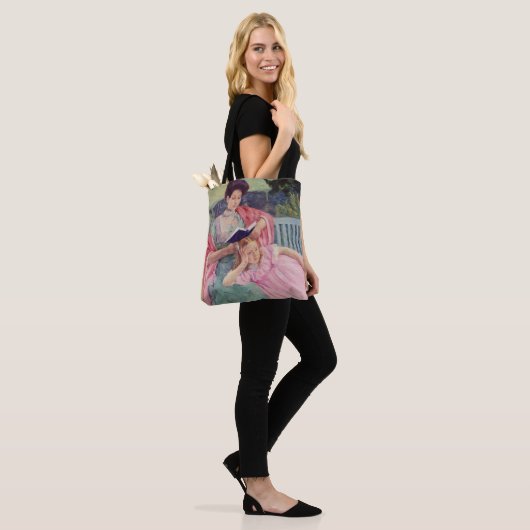 Mary Auguste die haar dochter leest, Cassatt Tote Bag (Op model)
