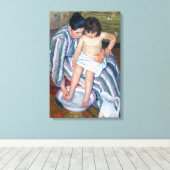 Mary Cassatt - Het bad van het kind / Het bad Canvas Afdruk (Insitu (Houten vloer))