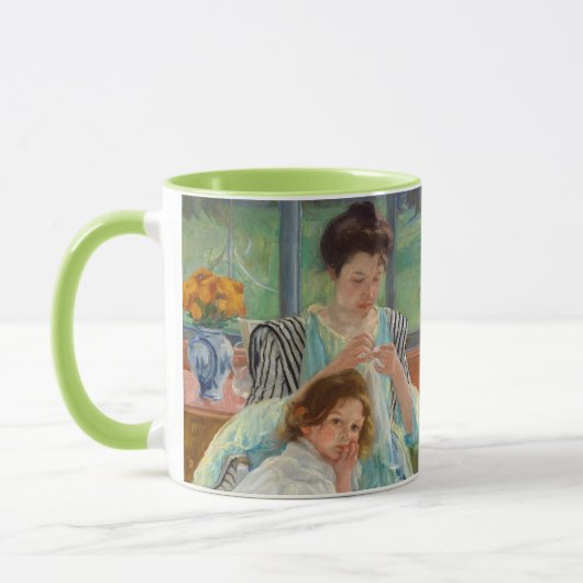 Mary Cassatt - Jonge moeder die naait Mok (Links)