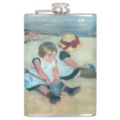 Mary Cassatt - Kinderen die op het strand spelen Heupfles (Voorkant)