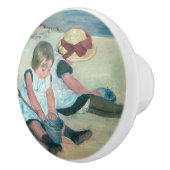 Mary Cassatt - Kinderen die op het strand spelen Keramische Knop (Rechts)