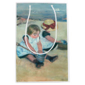 Mary Cassatt - Kinderen die op het strand spelen Medium Cadeauzakje (Voorkant)