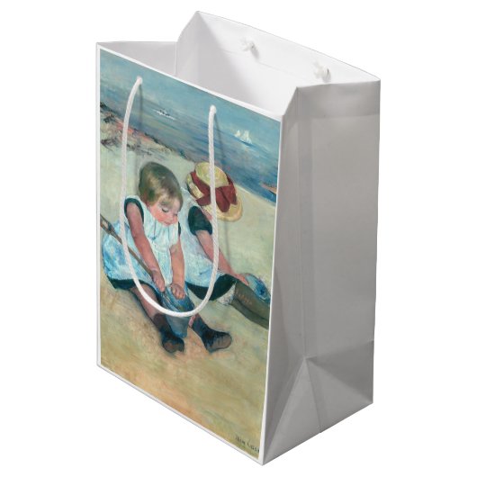 Mary Cassatt - Kinderen die op het strand spelen Medium Cadeauzakje (Achterkant Gekanteld)