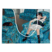 Mary Cassatt - klein meisje in een blauwe stoel Groot Cadeauzakje (Achterkant)