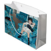Mary Cassatt - klein meisje in een blauwe stoel Groot Cadeauzakje (Achterkant Gekanteld)