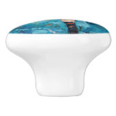 Mary Cassatt - klein meisje in een blauwe stoel Keramische Knop (Zijkant)