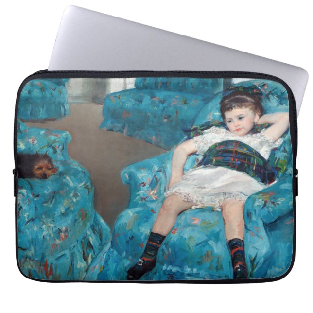 Mary Cassatt - klein meisje in een blauwe stoel Laptop Sleeve (Voorkant)