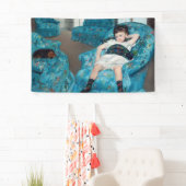 Mary Cassatt - klein meisje in een blauwe stoel Spandoek (Insitu)