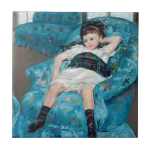 Mary Cassatt - klein meisje in een blauwe stoel Tegeltje