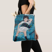 Mary Cassatt - klein meisje in een blauwe stoel Tote Bag (Dichtbij)