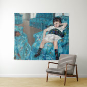 Mary Cassatt - klein meisje in een blauwe stoel Wandkleed (In Situ (horizontaal))