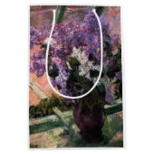 Mary Cassatt - Lilacs in een raam Medium Cadeauzakje (Voorkant)