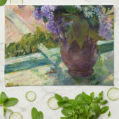 Mary Cassatt Lilacs in een raam Theedoek (Gevouwen)