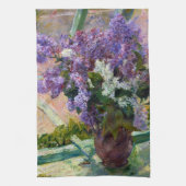Mary Cassatt Lilacs in een raam Theedoek (Verticaal)