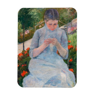 Mary Cassatt - Meisje dat naait in een tuin Magneet