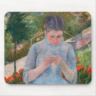 Mary Cassatt - Meisje dat naait in een tuin Muismat