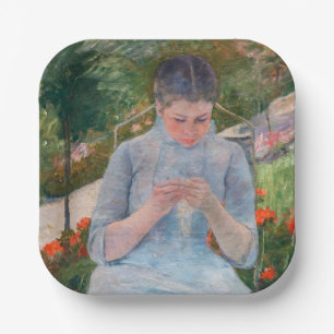 Mary Cassatt - Meisje dat naait in een tuin Papieren Bordje