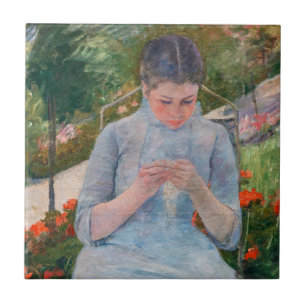 Mary Cassatt - Meisje dat naait in een tuin Tegeltje