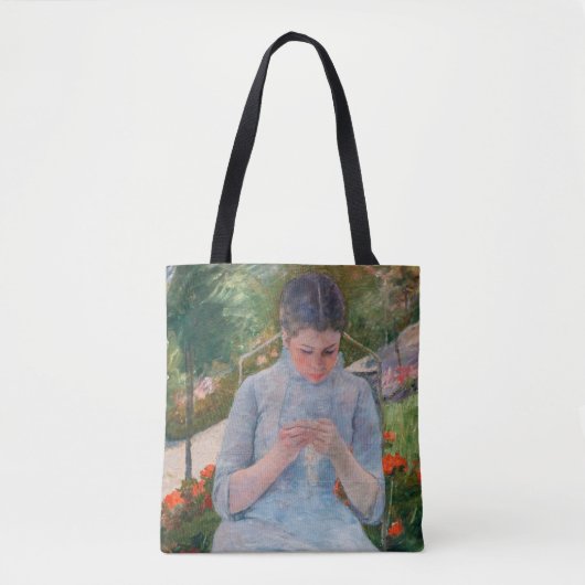 Mary Cassatt - Meisje dat naait in een tuin Tote Bag (Voorkant)