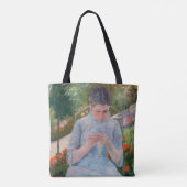 Mary Cassatt - Meisje dat naait in een tuin Tote Bag (Achterkant)