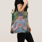 Mary Cassatt - Meisje dat naait in een tuin Tote Bag (Dichtbij)