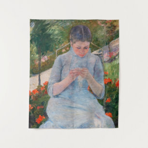 Mary Cassatt - Meisje dat naait in een tuin Wandkleed
