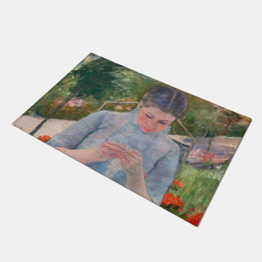 Mary Cassatt - Meisje naait in een tuin Deurmat (Schuin)