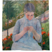 Mary Cassatt - Meisje naait in een tuin Douchegordijn (Voorkant)