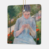 Mary Cassatt - Meisje naait in een tuin Keramisch Ornament (Links)