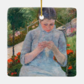 Mary Cassatt - Meisje naait in een tuin Keramisch Ornament (Achterkant)