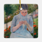 Mary Cassatt - Meisje naait in een tuin Keramisch Ornament (Voorkant)