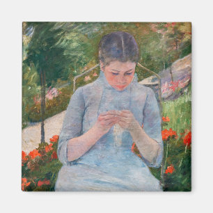 Mary Cassatt - Meisje naait in een tuin Magneet