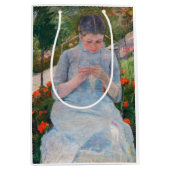 Mary Cassatt - Meisje naait in een tuin Medium Cadeauzakje (Voorkant)