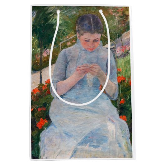 Mary Cassatt - Meisje naait in een tuin Medium Cadeauzakje (Voorkant)