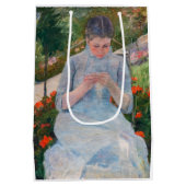 Mary Cassatt - Meisje naait in een tuin Medium Cadeauzakje (Achterkant)