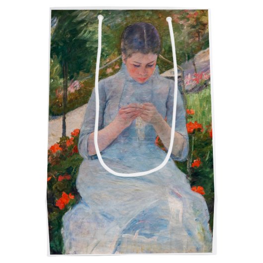 Mary Cassatt - Meisje naait in een tuin Medium Cadeauzakje (Achterkant)
