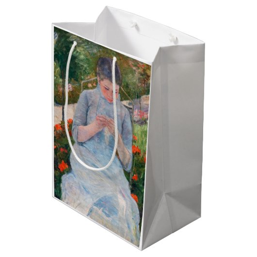 Mary Cassatt - Meisje naait in een tuin Medium Cadeauzakje (Achterkant Gekanteld)