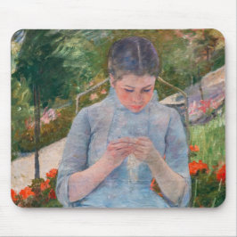 Mary Cassatt - Meisje naait in een tuin Muismat