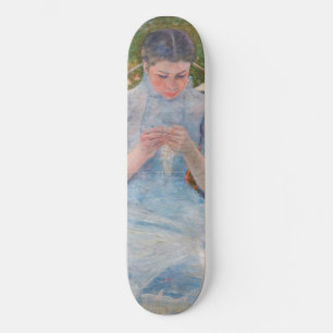 Mary Cassatt - Meisje naait in een tuin Persoonlijk Skateboard