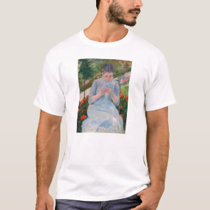 Mary Cassatt - Meisje naait in een tuin T-shirt