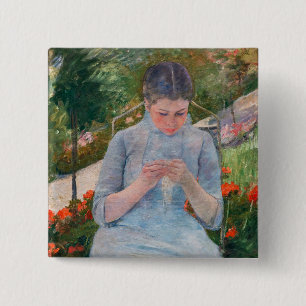 Mary Cassatt - Meisje naait in een tuin Vierkante Button 5,1 Cm